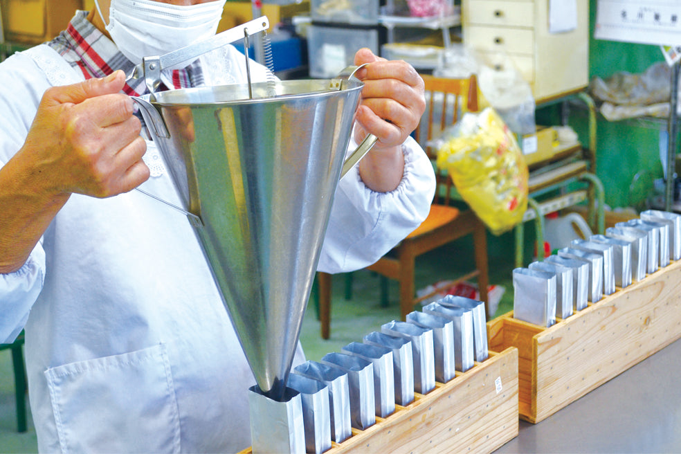 
                  
                    清香園の茶の葉ようかん（1本200g）
                  
                